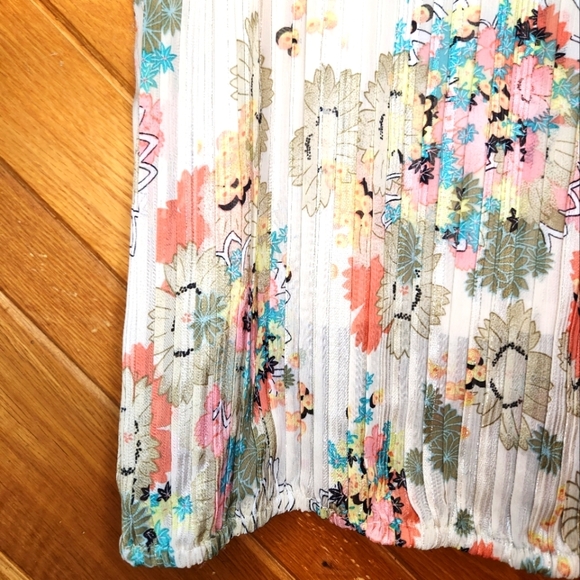 Roz & Ali small pleated flutter sleeve floral blouse - Picture 5 of 11